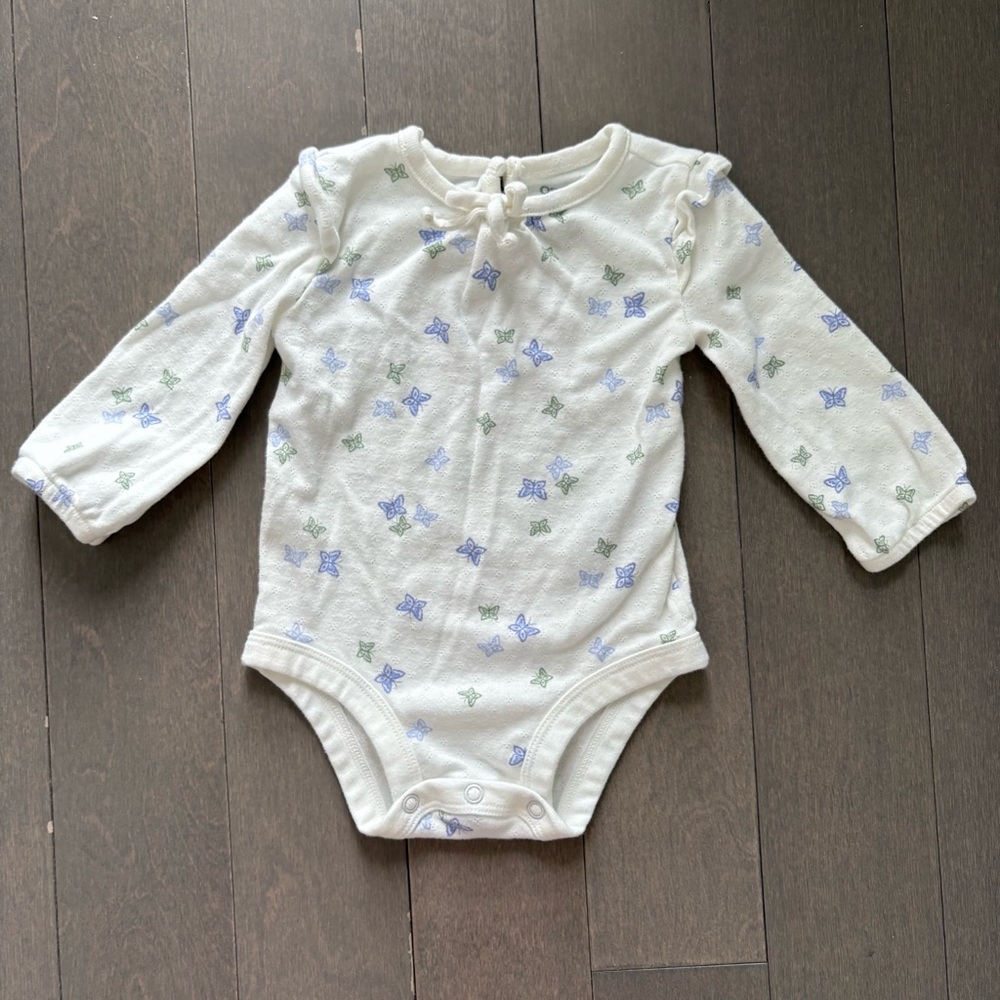3/$20🌟 OshKosh B’gosh Butterfly Print Onesie, 6M
